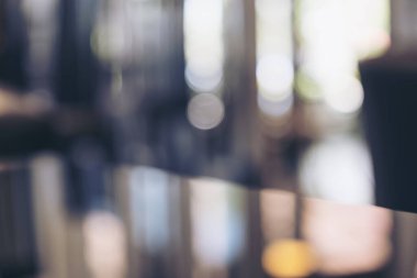 Kafe arkaplanındaki çimen tablosunun bulanık görüntüsü