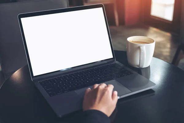 Imagem Mockup Empresário Usando Digitando Laptop Com Tela Branca Branco — Fotografia de Stock