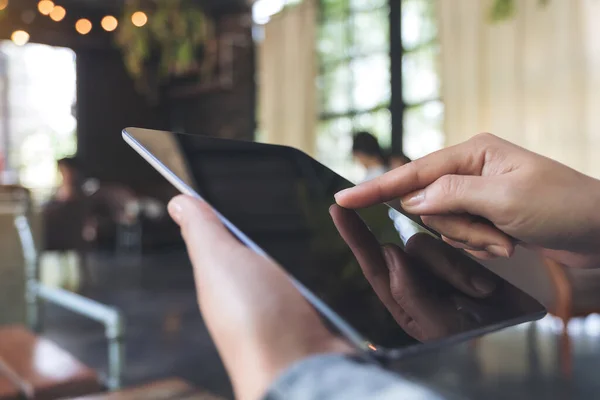 Imagen Primer Plano Las Manos Sosteniendo Utilizando Tableta Cafetería Moderna —  Fotos de Stock