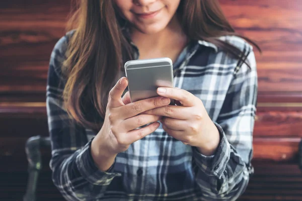 Immagine Ravvicinata Una Donna Che Tiene Utilizza Guarda Smartphone — Foto Stock