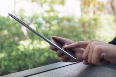 Modern kafede el ele tutuşmanın ve tablet bilgisayar kullanmanın yakın plan görüntüsü