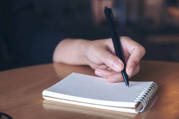 Imagem Close Uma Mão Escrevendo Caderno Branco Mesa — Fotografia de Stock