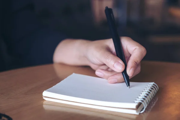 Nahaufnahme Einer Hand Die Auf Ein Weißes Leeres Notizbuch Auf — Stockfoto