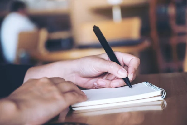 Nahaufnahme Einer Hand Die Auf Ein Weißes Leeres Notizbuch Auf — Stockfoto