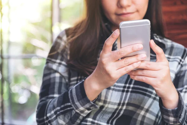 Imagen Cerca Una Mujer Asiática Sosteniendo Usando Mirando Teléfono Inteligente — Foto de Stock