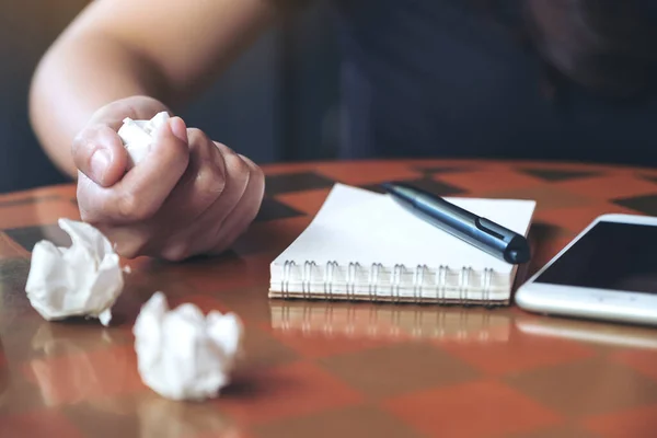 Image Rapprochée Une Femme Affaires Foiré Des Papiers Sur Table — Photo