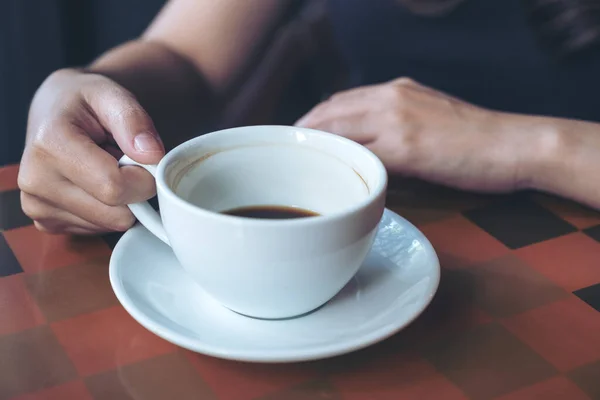 喫茶店で熱いコーヒーを飲みながら手をつなぐイメージ — ストック写真