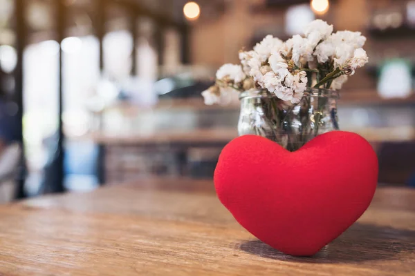 Egy Piros Szív Jel Virágvázával Asztalon Kávézóban — Stock Fotó