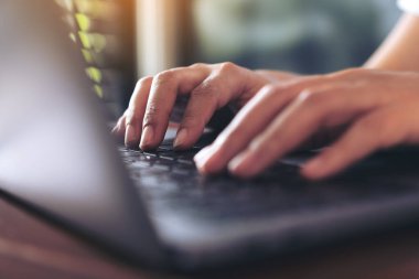 Bir iş kadınının elleri klavyede çalışırken ve yazarken yakın plan görüntüsü 