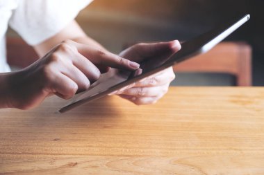 Modern kafede el ele tutuşmanın, tablet bilgisayarı kullanmanın ve dokunmanın yakın plan görüntüsü