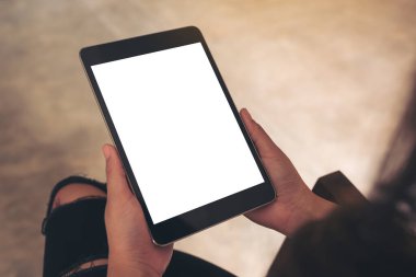 Siyah tablet bilgisayarlı beyaz masaüstü ekranlı bir kadının görüntüsü 