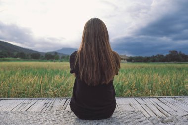 Kafedeki boş masaüstü ekran ile beyaz cep telefonu tutan kadınların görüntüsü