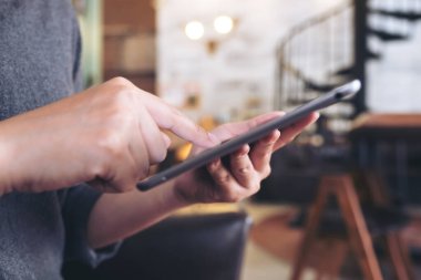 Modern kafede el ele tutuşmanın, tablet bilgisayarı kullanmanın ve dokunmanın yakın plan görüntüsü