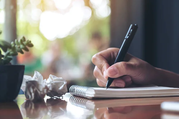 Imagen Primer Plano Una Mano Trabajando Escribiendo Cuaderno Blanco Con — Foto de Stock