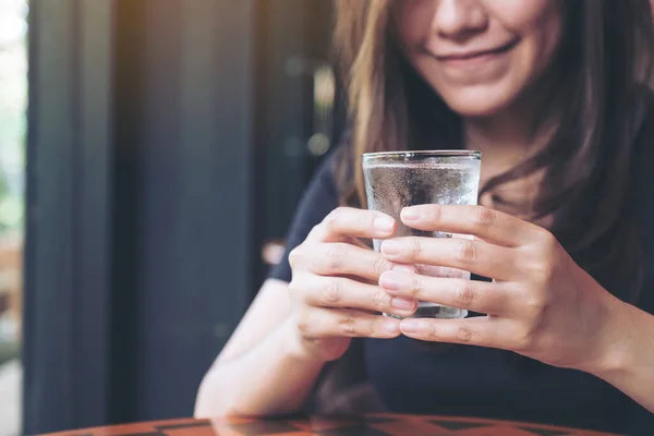 Imagen Primer Plano Mujer Sosteniendo Vaso Agua Fría Para Beber — Foto de Stock