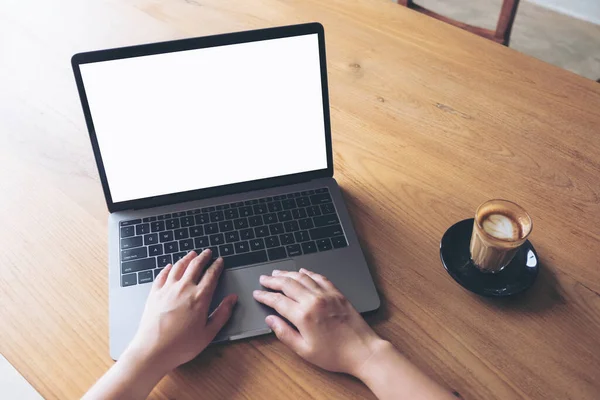 Imagem Mockup Uma Mulher Usando Laptop Com Tela Mesa Branca — Fotografia de Stock