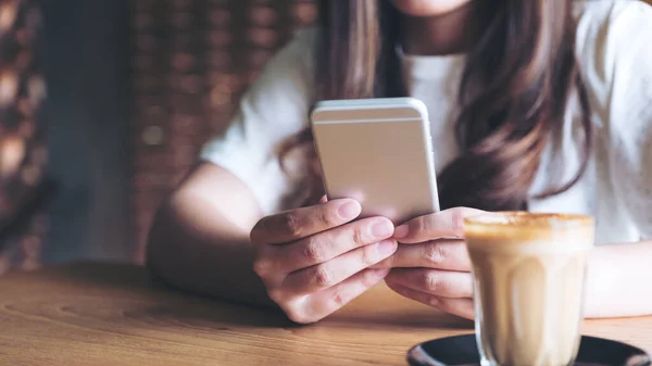 Imagen Cerca Una Mujer Sosteniendo Usando Tocando Teléfono Inteligente Mientras — Foto de Stock