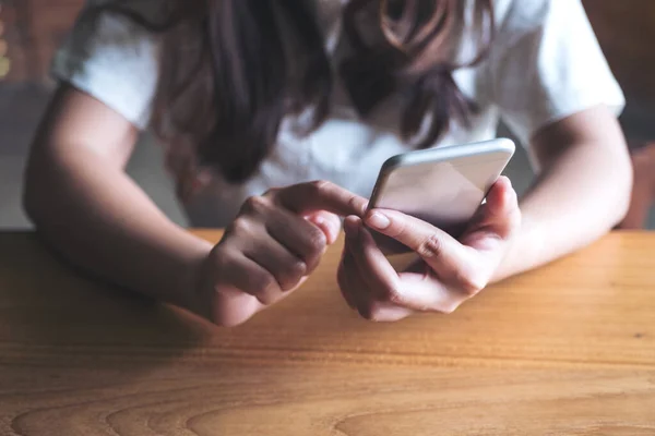 Imagem Perto Uma Mulher Segurando Usando Tocando Telefone Inteligente — Fotografia de Stock