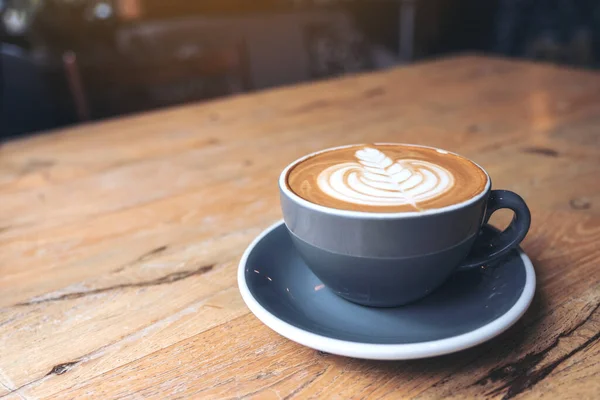 Zbliżenie Obraz Niebieskiej Filiżanki Gorącej Kawy Latte Latte Art Zabytkowym — Zdjęcie stockowe