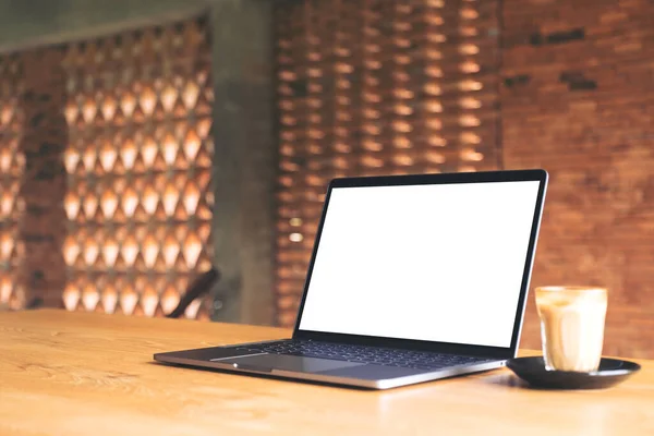 Imagem Mockup Laptop Com Tela Mesa Branca Branco Xícara Café — Fotografia de Stock