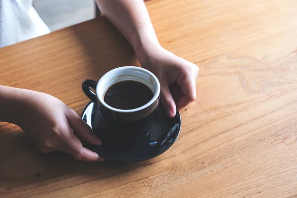 Imagen Cerca Las Manos Mujer Sosteniendo Dando Una Taza Café —  Fotos de Stock