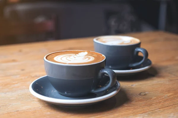 Zbliżenie Obraz Dwóch Niebieskich Filiżanek Gorącej Kawy Latte Latte Art — Zdjęcie stockowe