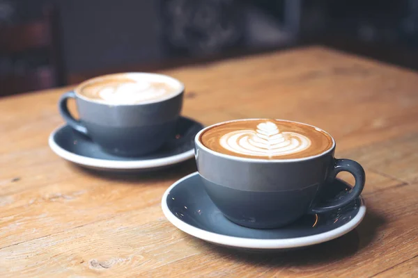 Κοντινό Πλάνο Εικόνα Δύο Μπλε Φλιτζάνια Ζεστό Καφέ Latte Τέχνη — Φωτογραφία Αρχείου