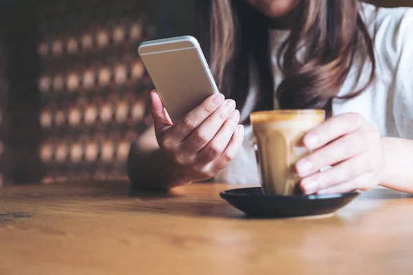 Imagen Cerca Una Mujer Sosteniendo Usando Tocando Teléfono Inteligente Mientras — Foto de Stock