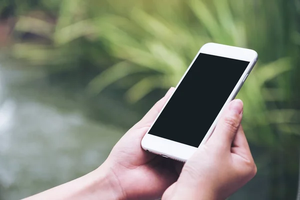 Mockup Bild Einer Frau Hält Weißes Smartphone Mit Leerem Schwarzen — Stockfoto