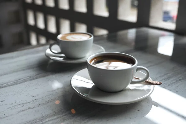 Zbliżenie Obraz Dwóch Białych Filiżanek Gorącej Kawy Stole Kawiarni — Zdjęcie stockowe