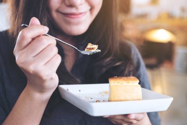 Kafedeki boş masaüstü ekran ile beyaz cep telefonu tutan kadınların görüntüsü