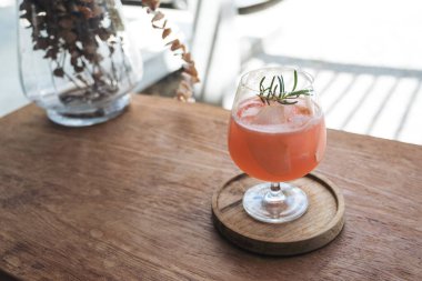 Yakından bakınca, bir bardak litchi meyve suyunun ahşap tabakta ve kafedeki masada çekilmiş hali.