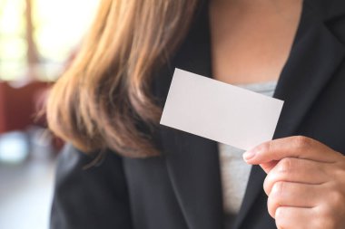 Elinde boş bir kartvizit tutan bir iş kadını. 