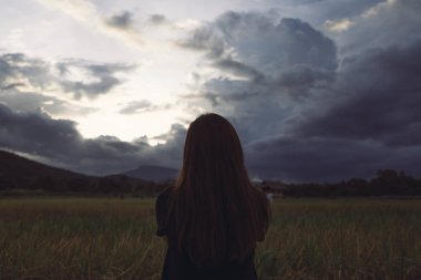 Kafedeki boş masaüstü ekran ile beyaz cep telefonu tutan kadınların görüntüsü