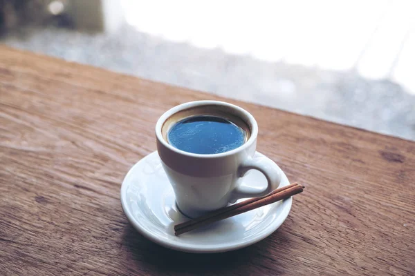 Immagine Primo Piano Una Tazza Bianca Caffè Caldo Tavolo Legno — Foto Stock