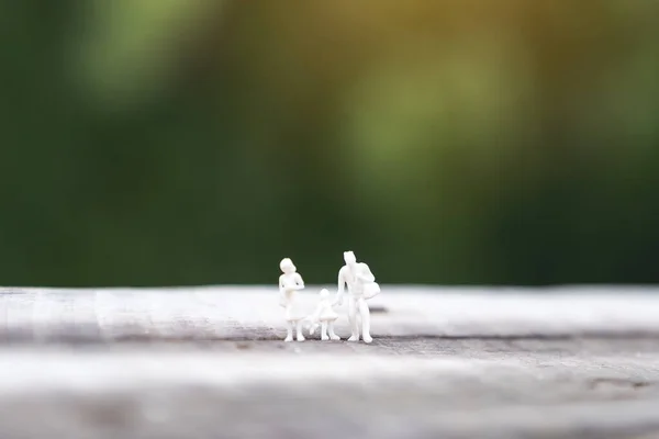 Imagem Close Modelo Figura Miniatura Pai Mãe Filha Andando Juntos — Fotografia de Stock