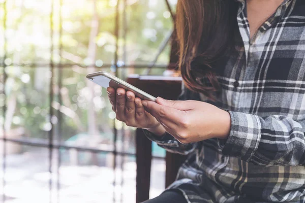 Imagen Cerca Una Mujer Sosteniendo Usando Mirando Teléfono Inteligente —  Fotos de Stock