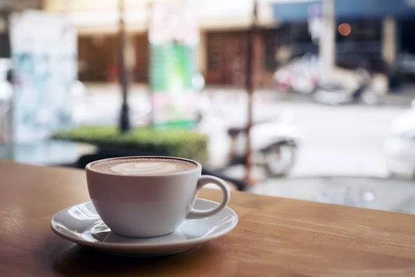 Κοντινή Εικόνα Ενός Λευκού Φλυτζανιού Καφέ Latte Ξύλινο Τραπέζι Καφέ — Φωτογραφία Αρχείου