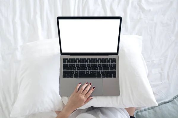 Top View Makieta Obrazu Kobiety Siedzącej Łóżku Pomocą Dotykając Laptopie — Zdjęcie stockowe