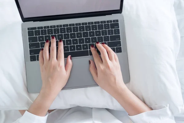 Widok Góry Zbliżenie Obraz Dłoni Kobiety Wpisując Laptopie Łóżku Sypialni — Zdjęcie stockowe
