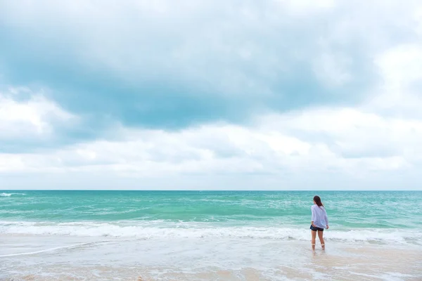 Una Mujer Pie Mirando Playa Con Mar Cielo Azul Fondo — Foto de Stock