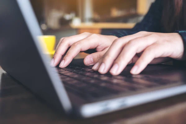 Imagem Perto Das Mãos Uma Mulher Negócios Trabalhando Digitando Teclado — Fotografia de Stock