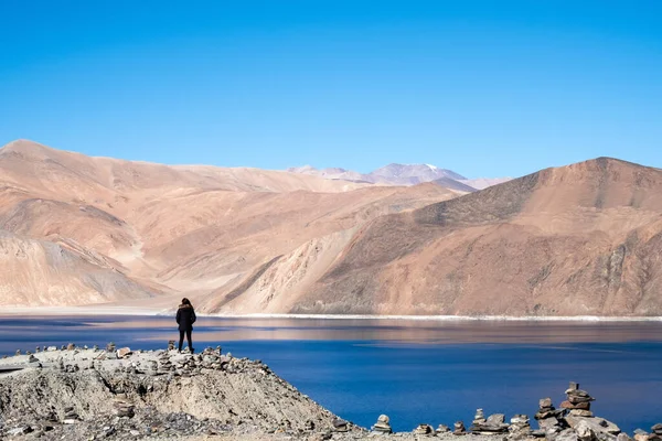 Una Mujer Pie Frente Lago Pangong Con Vistas Las Montañas —  Fotos de Stock