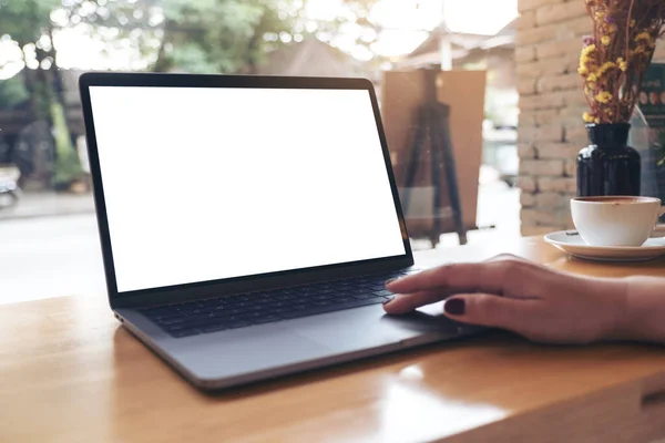 Imagem Mockup Mão Uma Mulher Usando Tocando Laptop Com Tela — Fotografia de Stock