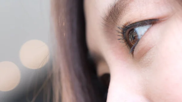 Primer Plano Imagen Una Hermosa Mujer Asiática Sonriente Con Sentirse — Foto de Stock