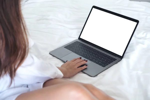 Makieta Azjatki Siedzącej Łóżku Używającej Dotykającej Laptopa Białą Klawiaturą Pulpicie — Zdjęcie stockowe