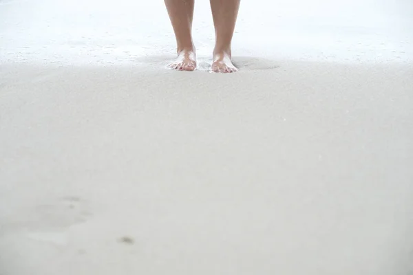 Imagen Cerca Las Piernas Persona Mientras Está Pie Playa Blanca — Foto de Stock