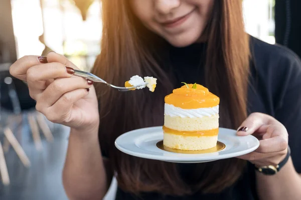 Nahaufnahme Einer Schönen Asiatischen Frau Die Einem Modernen Café Einen — Stockfoto