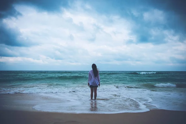 Una Mujer Pie Mirando Playa Con Mar Cielo Azul Fondo — Foto de Stock