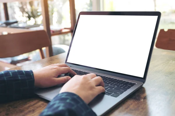 Imagem Mockup Mãos Usando Digitando Laptop Com Tela Mesa Branca — Fotografia de Stock